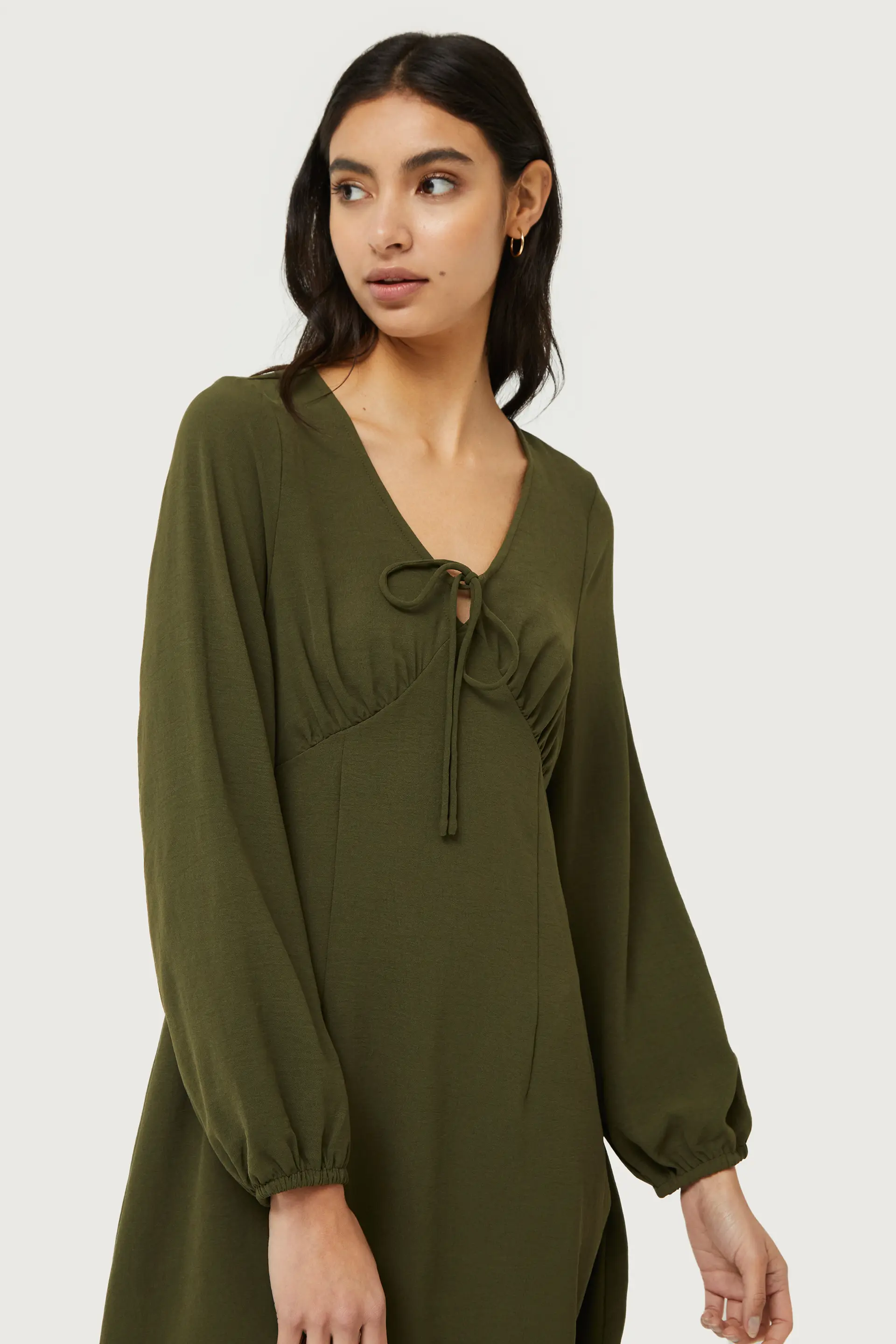 Vestido corto de crepé verde caqui - Image 3