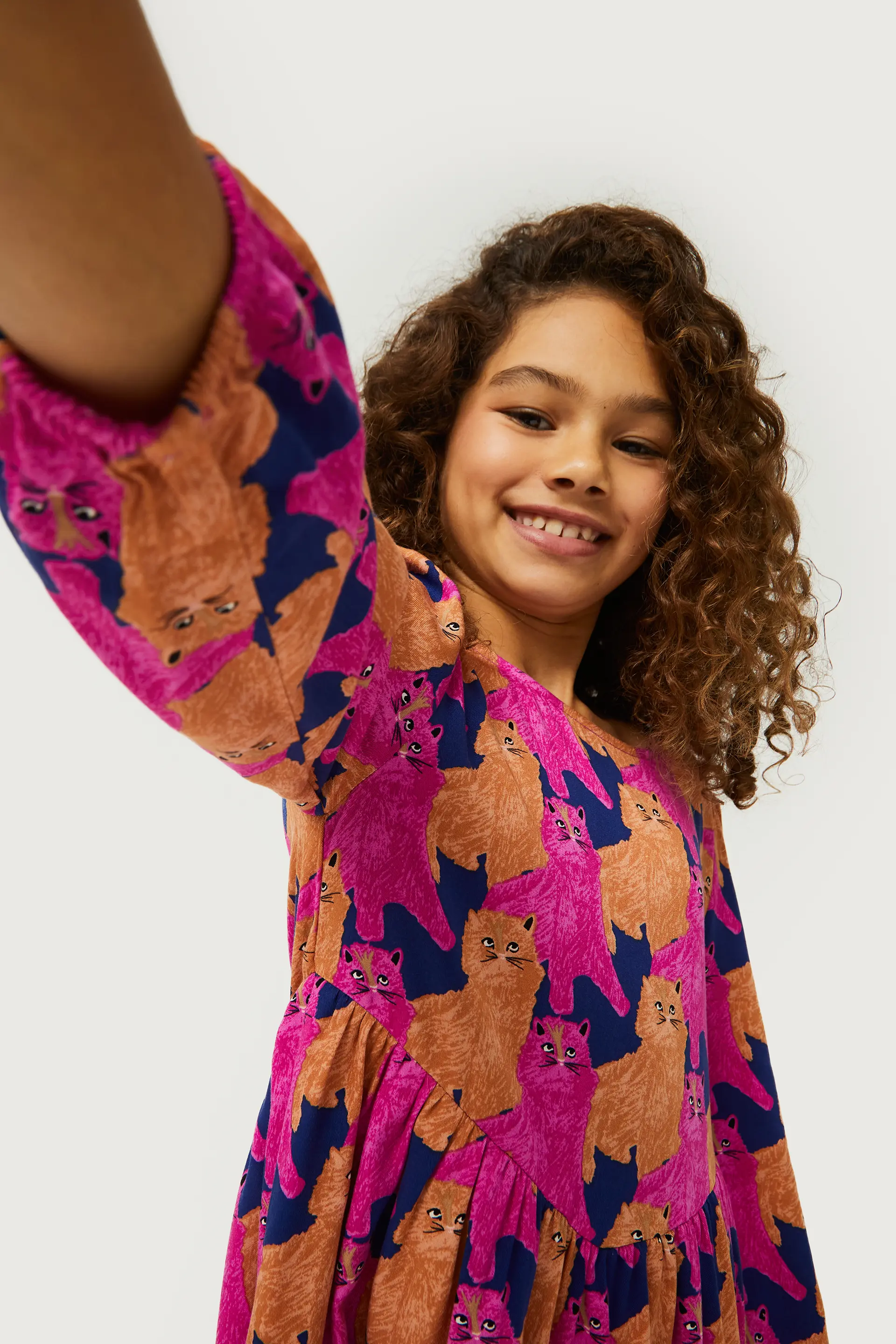 Vestido corto de niña con estampado de gatos - Image 3