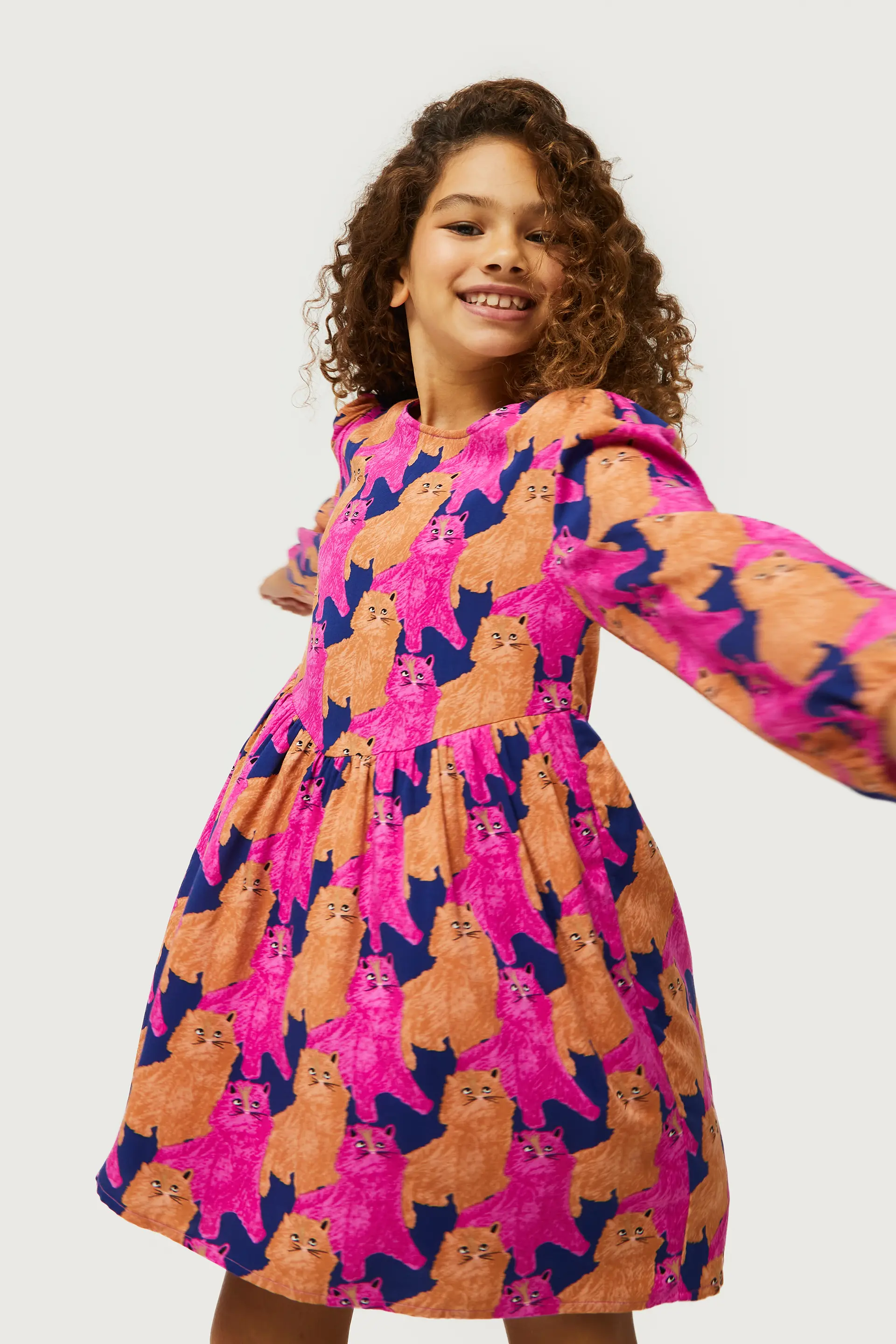 Vestido corto de niña con estampado de gatos - Image 4
