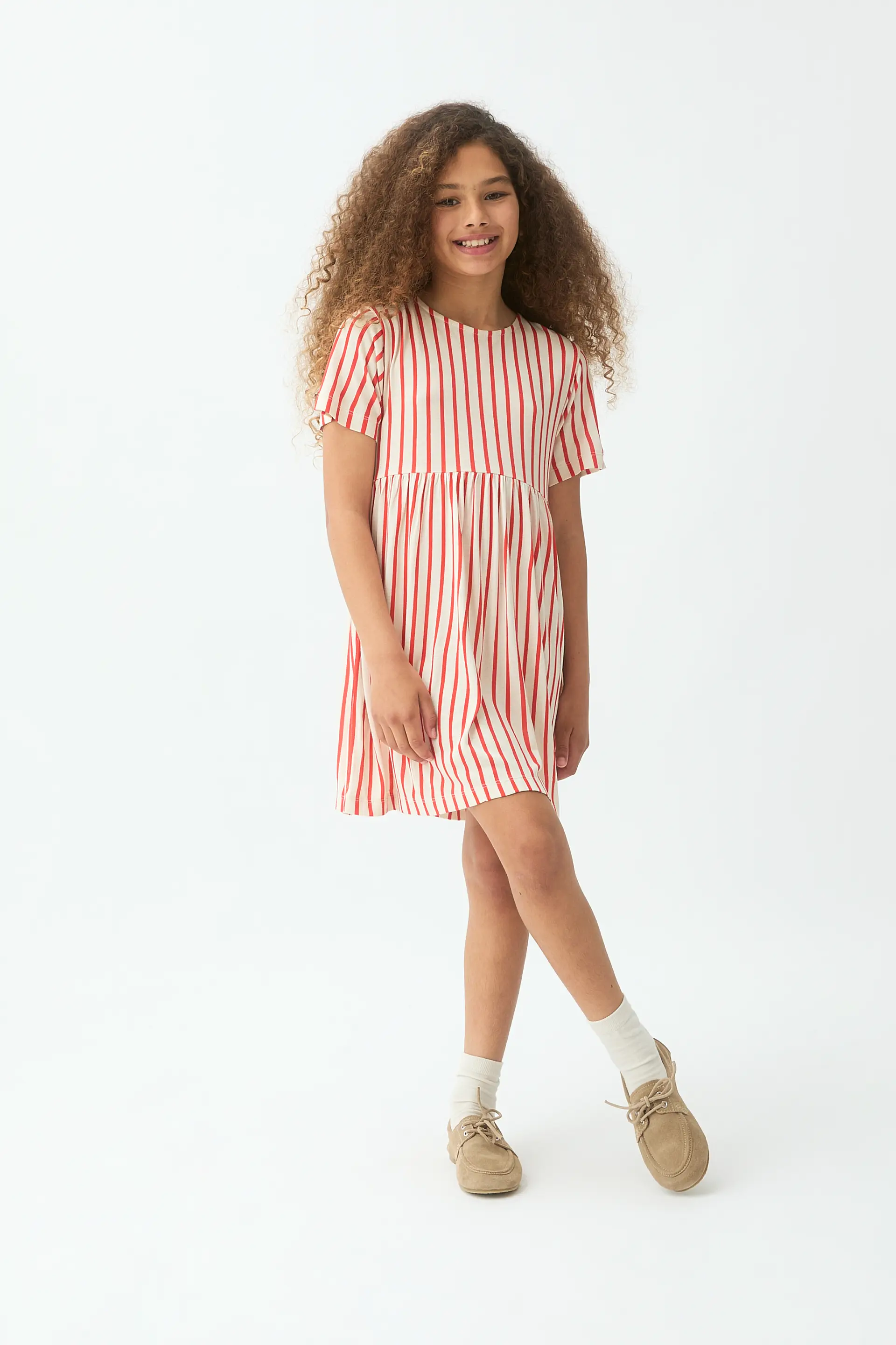 Vestido corto de niña con estampado de rayas rojas