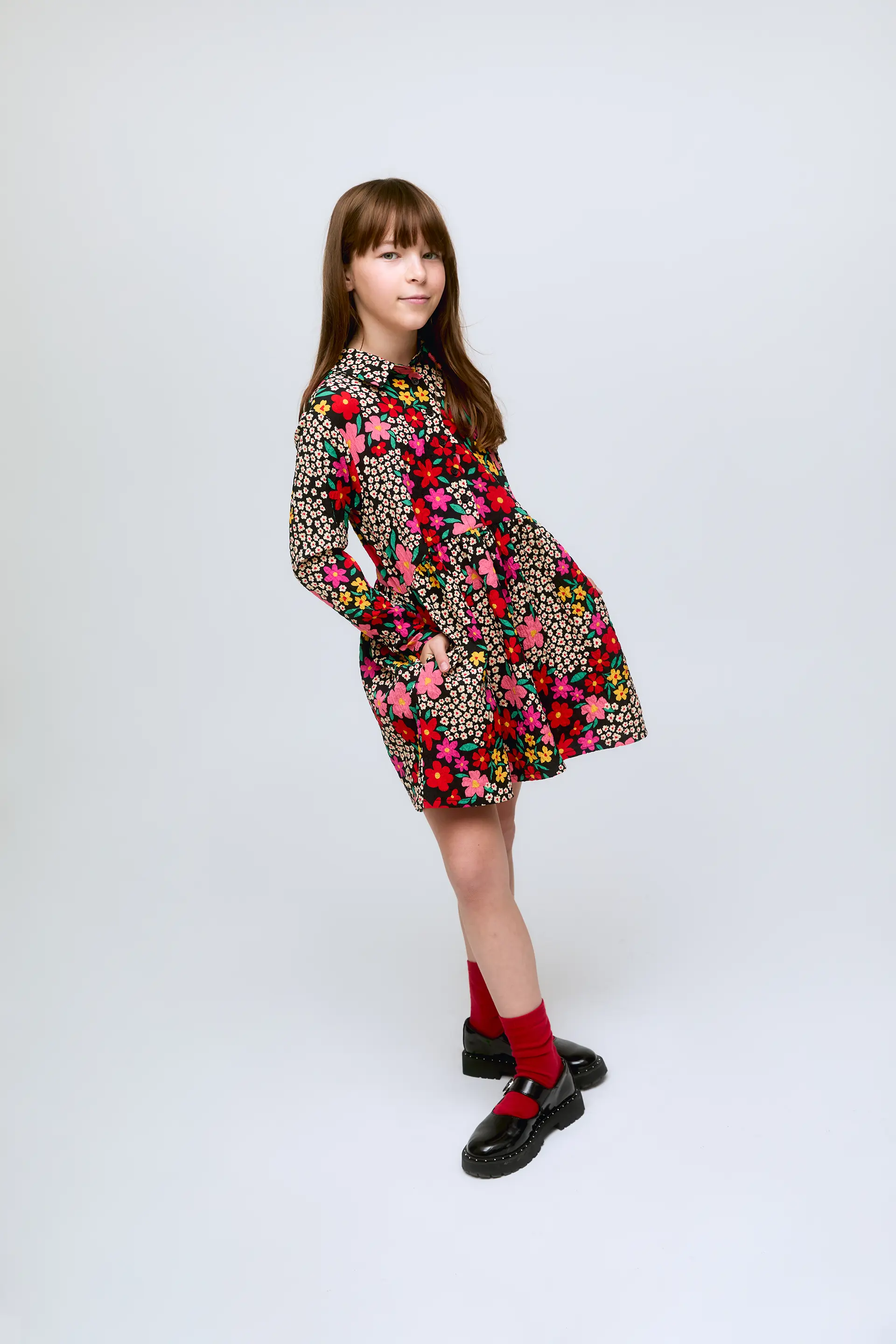 Vestido corto de niña con estampado floral Giardino y bolsillos laterales. - Image 4