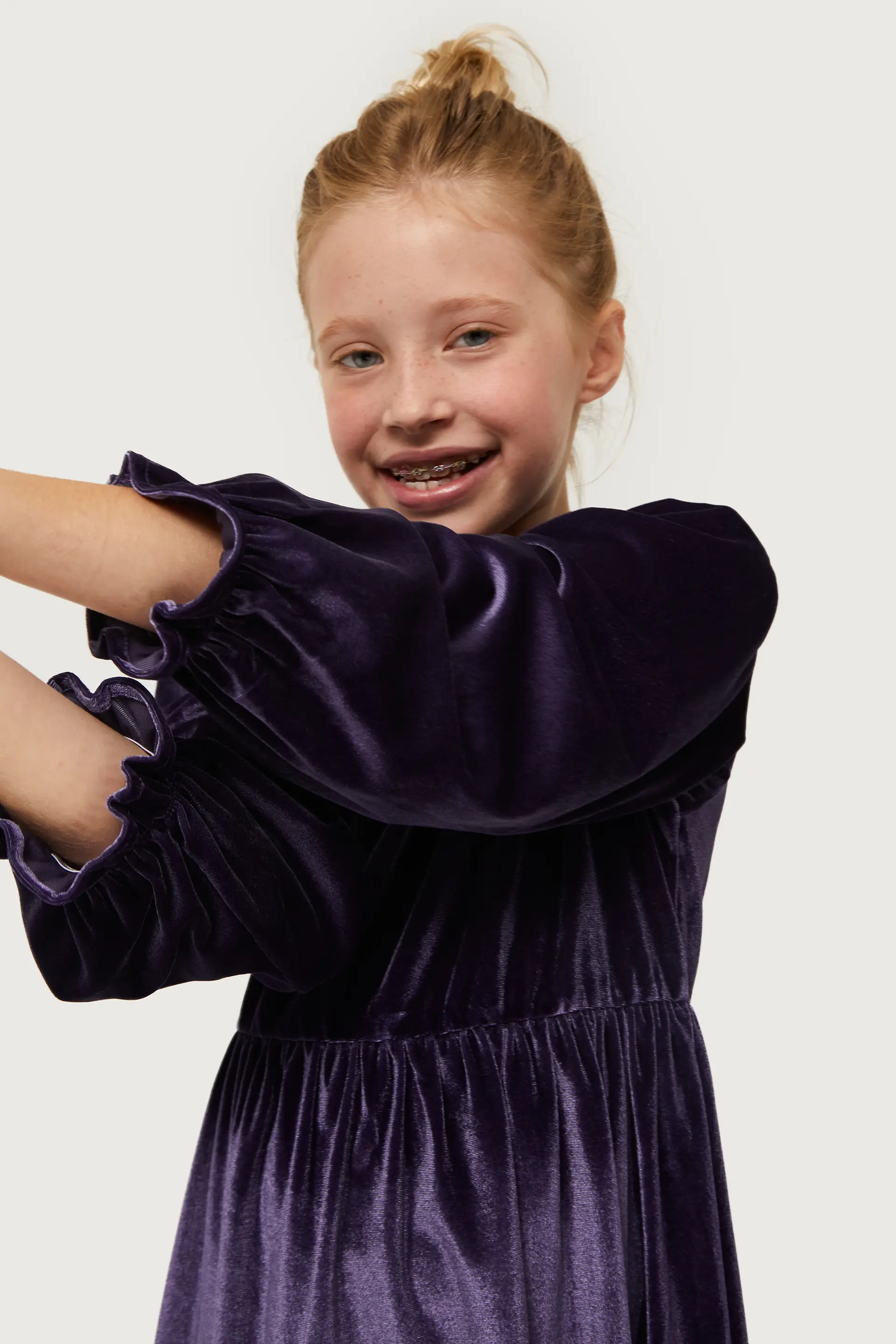 Vestido corto de niña de terciopelo morado - Image 3