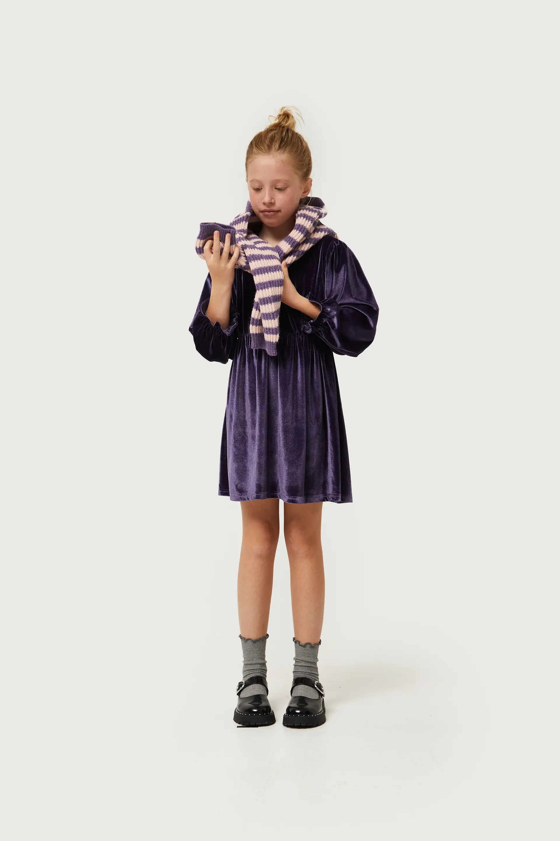 Vestido corto de niña de terciopelo morado - Image 4