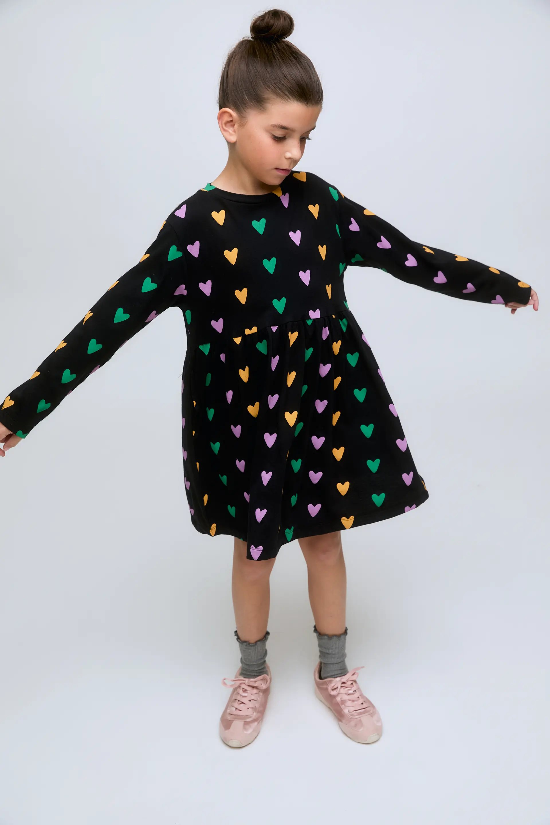 Vestido corto de niña en color negro estampado Cupido Lines. - Image 4
