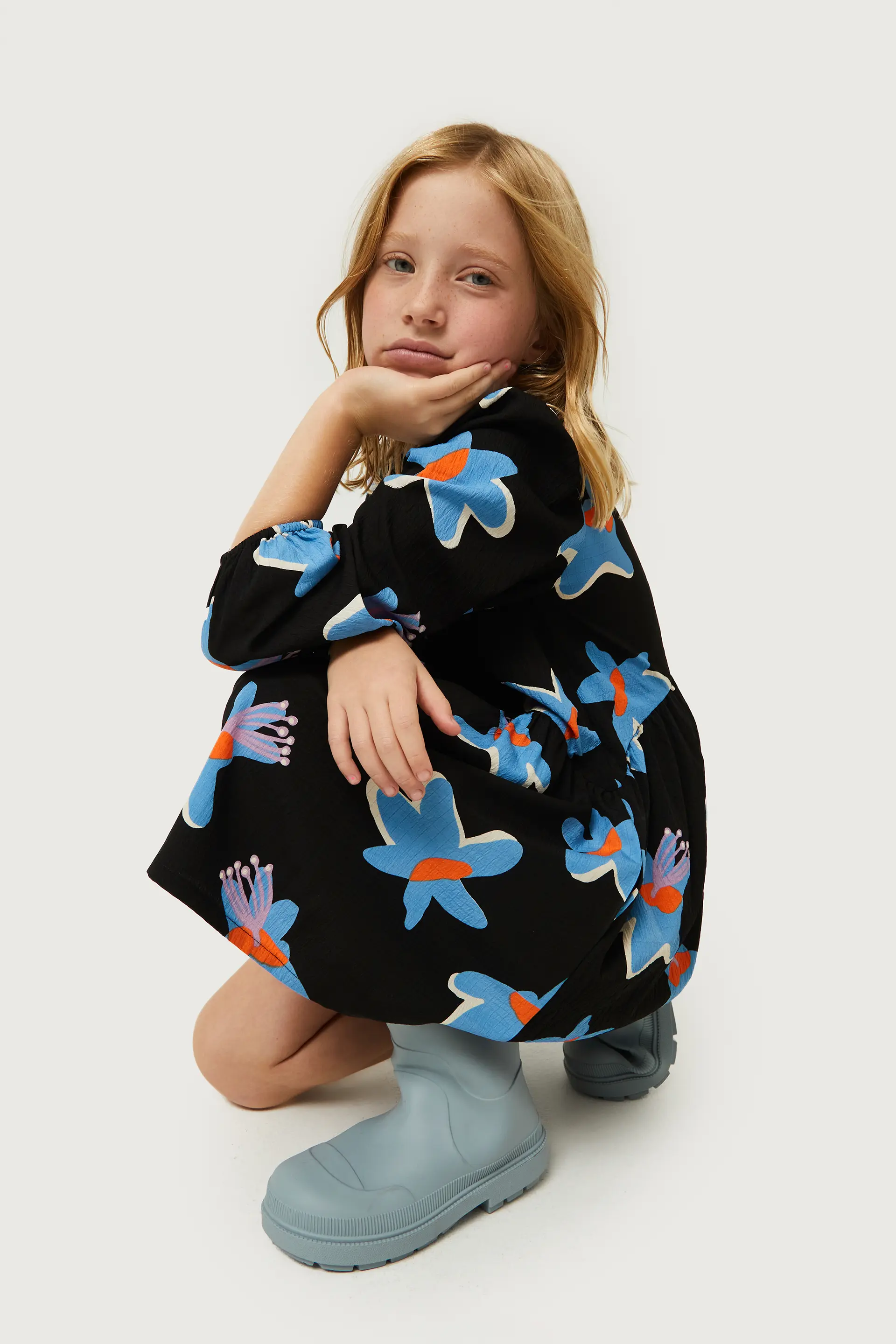 Vestido corto de niña estampado floral Calatea negro - Image 3
