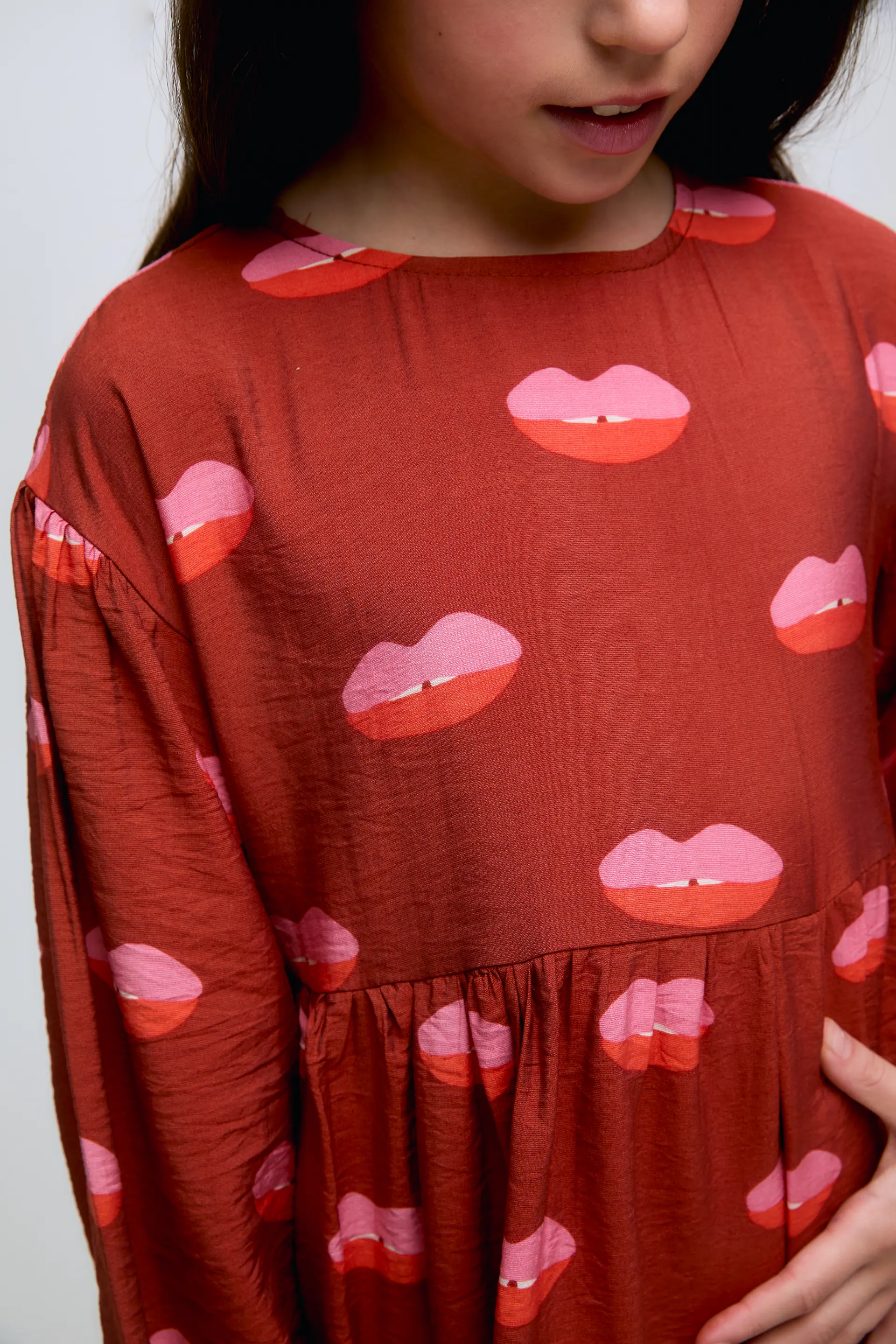 Vestido corto de niña estampado Lips - Image 4