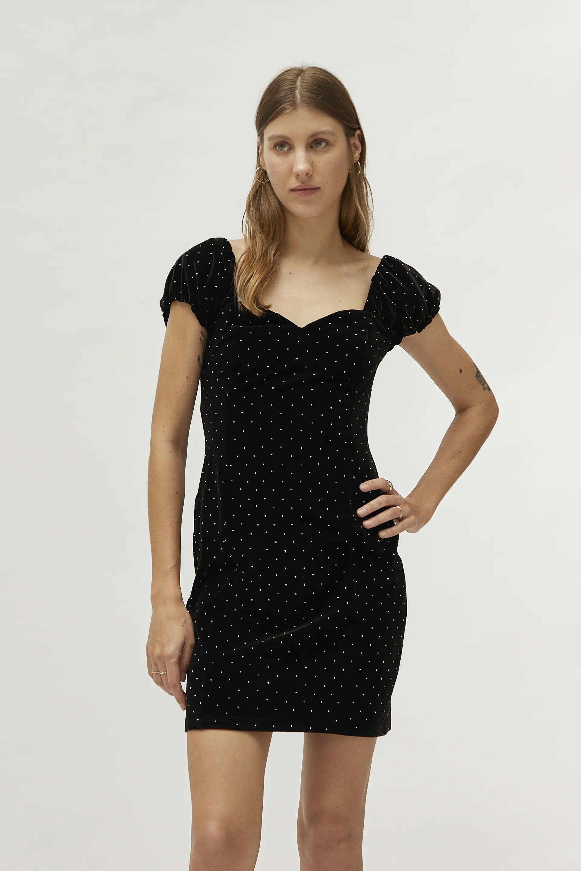Vestido corto de terciopelo negro - Image 4