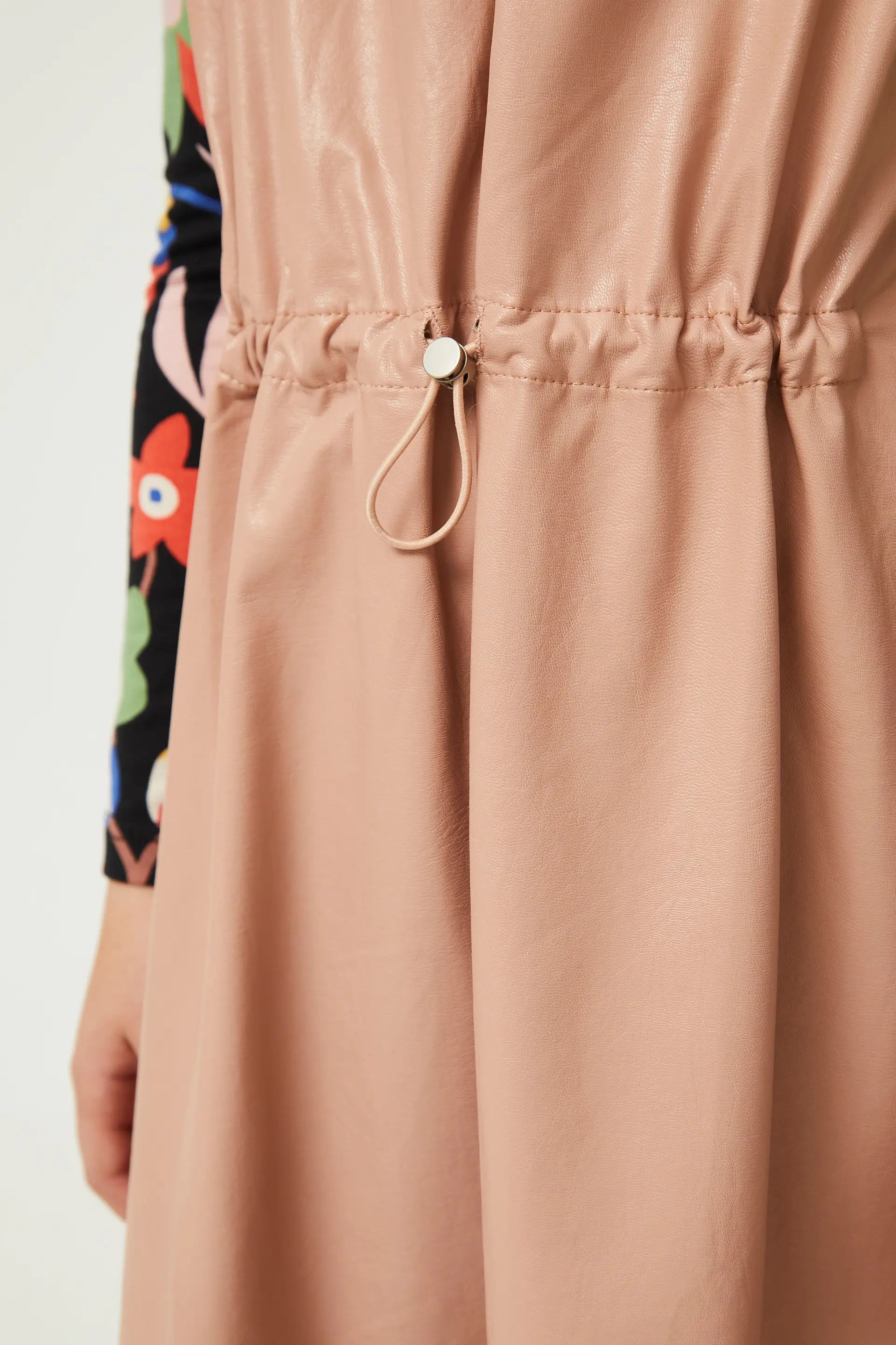 Vestido de niña de piel sintética beige - Image 3