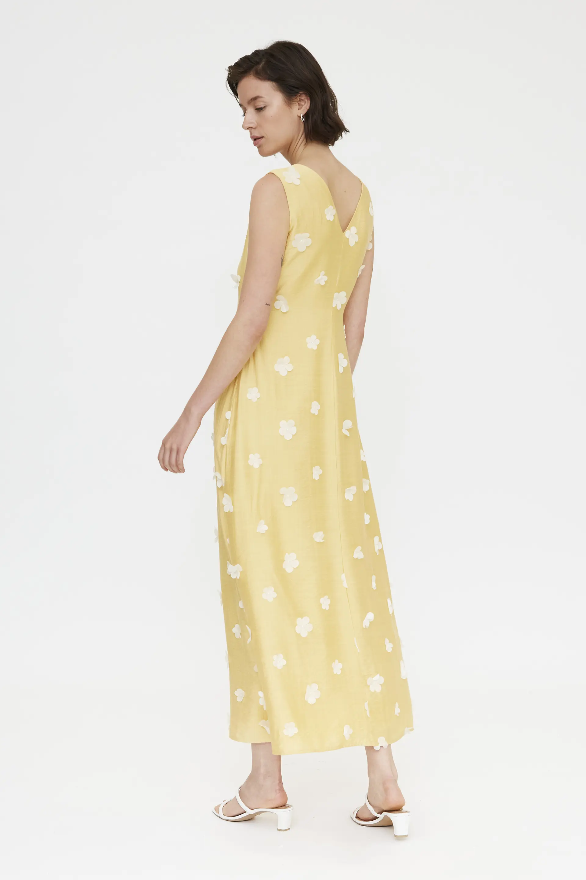 Vestido largo amarillo claro con bordado floral - Image 3