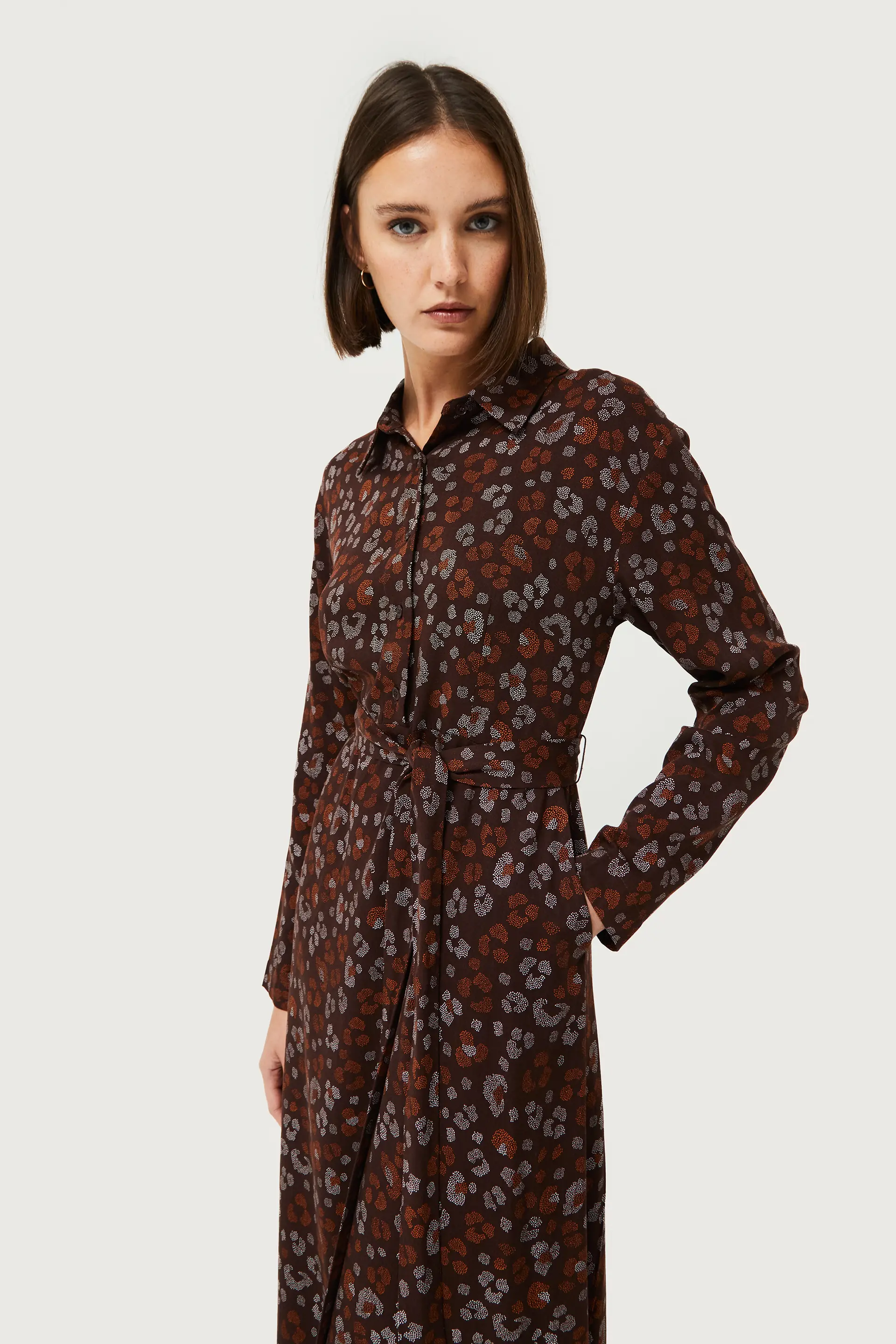 Vestido midi camisero estampado animal Amur - Image 4
