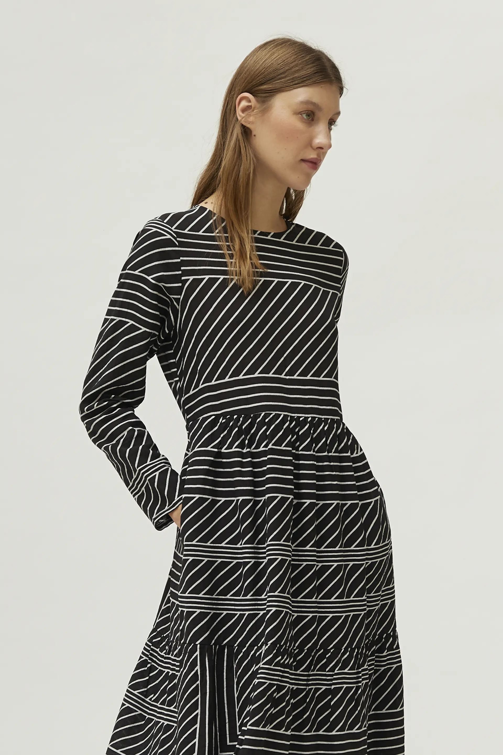 Vestido midi estampado de rayas negro - Image 3