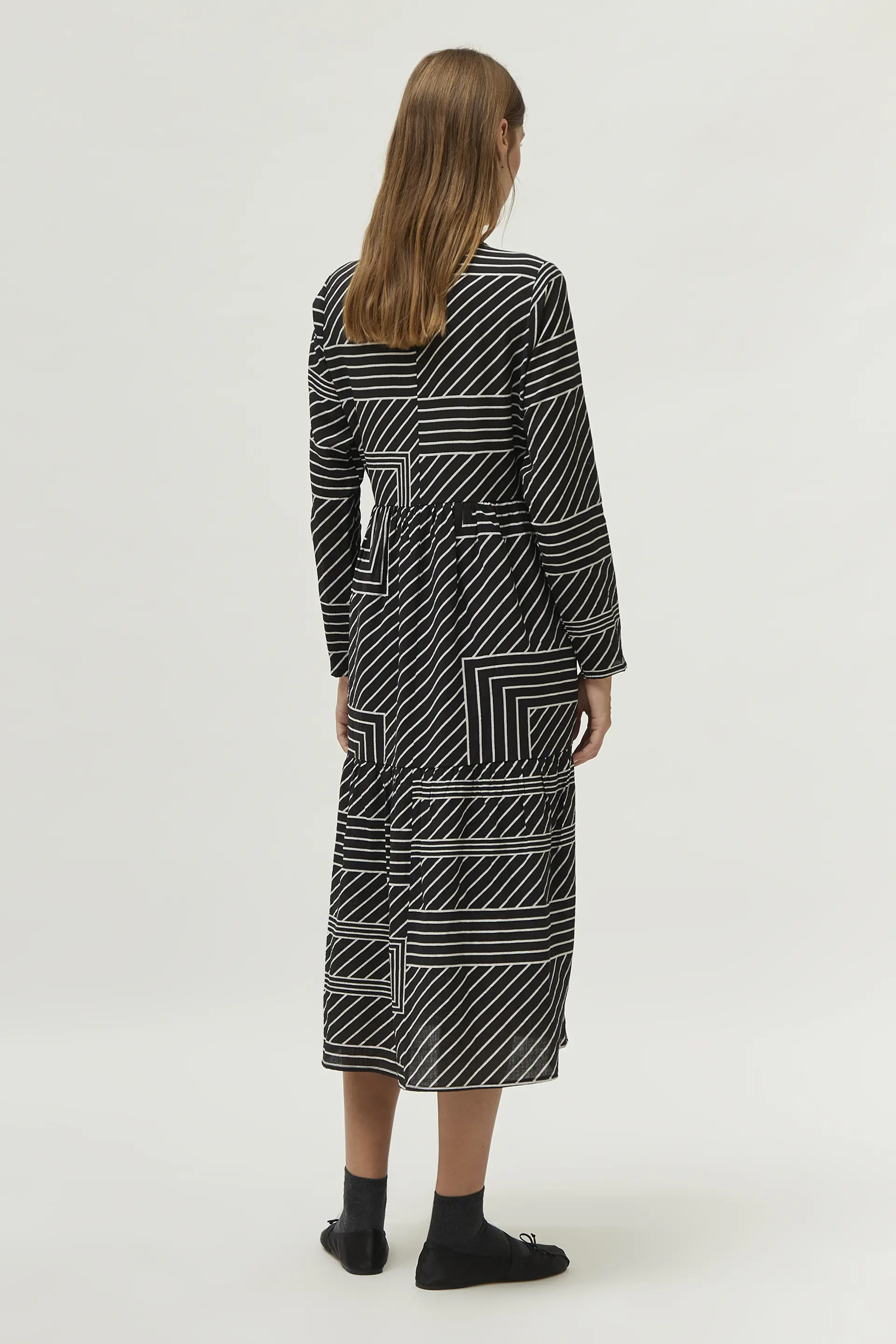 Vestido midi estampado de rayas negro - Image 4